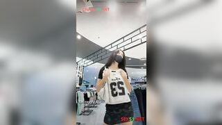 Full 5 phút idol đi TTTM Nhét sex toy vào lồn pk vào wc móc