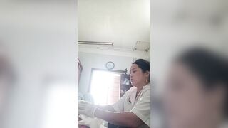 Bác sĩ đến nhà trị tắc sữa cho em vợ