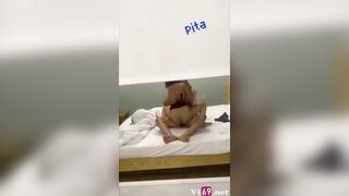 Tranh thủ nghỉ trưa mua nước cho e nó uống để địt bắn nước