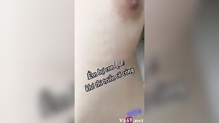 E bảo thèm bún bò nên mua bún bò đến hotel cho bé nó
