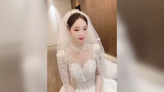 Clips cô dâu cực xinh bên tung của
