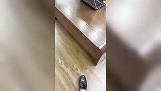 A giám đốc mở cửa nhân trần với e thư kí ngọt nước trước khi đi tiệc