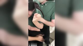 Bé Công Nhân Bị 2 Đồng Nghiệp Dẫn Vào Toilet Hiếp Dâm