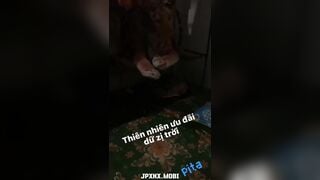 Đôi sinh viên cơm nước xong địt nhau nhân trần trên bàn ăn luôn