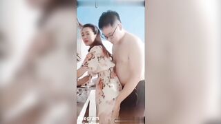 Vợ Đang Nấu Ăn , Chim Chồng Đã Cứng Kéo Váy Lên Địt Tại Bếp Luôn