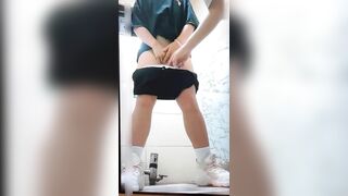 Con Nhỏ Đi Đái Mà Cũng Không Yên Với Nó Nữa