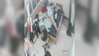(Hack Cam) Em Gái Không Mặc Gì Nằm Bấm Điện Thoại Vừa Thủ Dâm