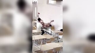 Một cặp đôi đang quan hệ tình dục trên bàn học 1