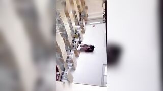 Một cặp đôi đang quan hệ tình dục trên bàn học 1