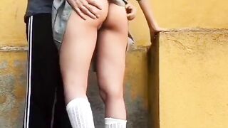 Đang dàu bụng đến tháng thì bị thầy giáo ra hiếp dâm ở cầu thang