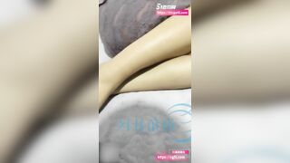 cô gái say xỉn bị bắt gặp bên đường