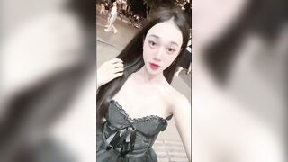 Idol Mi Xinh lộ clip đi gạ trai trẻ địt trần ở quán Mixue