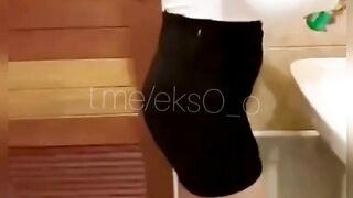 Clip Hot Nhậu Phòng Vip Gạ Được Em Tiếp Thị Bia 333 Vào Vệ Sinh Chịch Vội