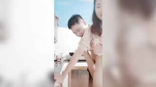 Em đang nấu ăn mà anh kéo váy em lên chịch ngay tại bếp