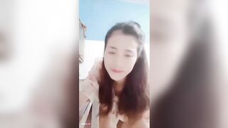 Em đang nấu ăn mà anh kéo váy em lên chịch ngay tại bếp