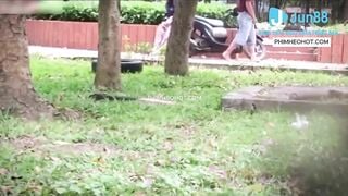 Quay lén đôi học sinh địt nhau ở công viên bị bảo vệ phát hiện