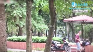 Quay lén đôi học sinh địt nhau ở công viên bị bảo vệ phát hiện