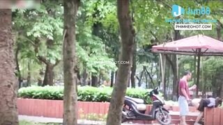 Quay lén đôi học sinh địt nhau ở công viên bị bảo vệ phát hiện
