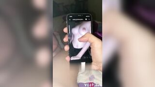 Anh ghen khi vừa chơi em vừa xem lại clip của người yêu cũ