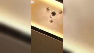 Khánh Huyền cựu ĐH Ngoại Thương lộ clip đang đi bán dzâm cho khách