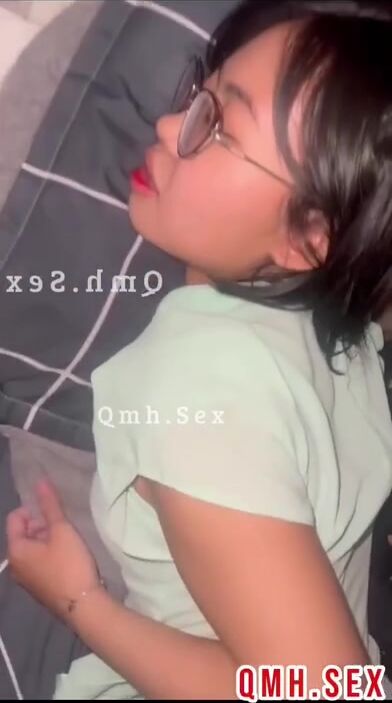 Full clip Như Phượng 2k4 gái văn phòng kính cận cuồng địt nhau với bạn thân