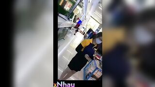 Quay Lén Các Em Nhân Viên Trong Cửa Hàng Di Dộng