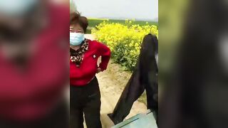 Độc khách, Phát hiện 2 cụ ông địt nhau trên xe 3 bánh trước khách tây