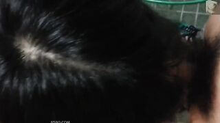 Cô gái một mí dễ thương thổi kèn cho ny