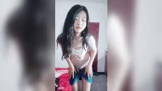 Em học sinh mới lớn có cả địt bé luôn