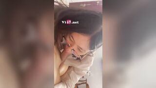 Bắt con bạn thân kính cận bú cu mà nó ko cho djt nên móc lồn e
