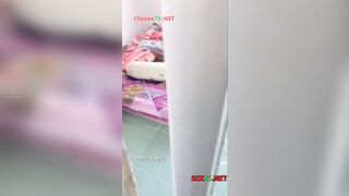 Vào phòng đúng lúc MBBG đang thay quần nên gạ djt xuất tinh luôn