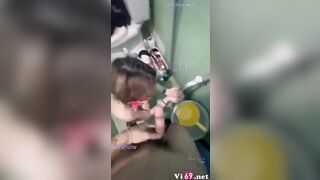 Nấu ăn cx ko yên, bị tụt quần sờ lồn đút cu vào chảy sữa