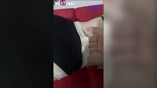 Nhân lúc con e say rượu lén nghịch mò lồn xuất tinh ngoài bím e nó