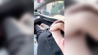 Lén bóp vú con bạn thân trên oto khi đưa e nó đi chs sướng vl ra