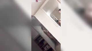 Đôi học sinh ở phòng thay đồ djt nhau còn quya video bị chủ quán đuổi