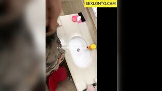 Thầy ông nội gạ địt e gái xinh đi tiệc vào toilet nhân trần xuất trong