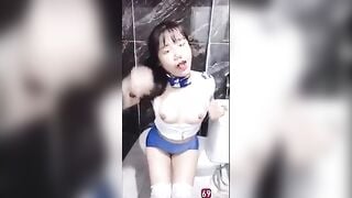 Chị MBBG đam mê public gạ trai trẻ vào toilet công cộng djt nhau