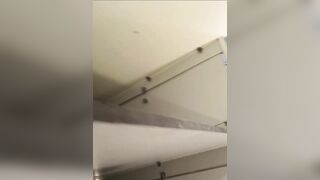Quay lén chị gái có bầu đi vệ sinh và em gái đi làm về
