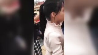 Mấy bé học sinh cấp 2 đánh nhau lột quần lột áo lộ lồn non ngay trước cổng trường p1