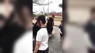 Mấy bé học sinh cấp 2 đánh nhau lột quần lột áo lộ lồn non ngay trước cổng trường p1