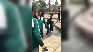 Mấy bé học sinh cấp 2 đánh nhau lột quần lột áo lộ lồn non ngay trước cổng trường p2