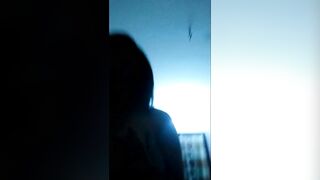 Đang địch nhau với bạn tình thì chồng gọi điện thoại