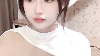 Gái xinh nhìn mặt ngây thơ mà lại livetream khoe vú bự ti hồng hào