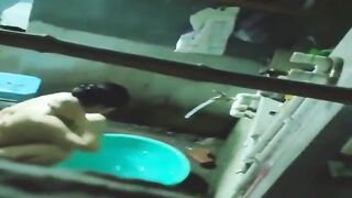 Quay lén chị hàng xóm vú to tắm