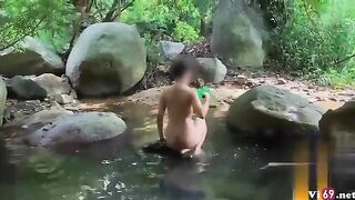 Độc lạ đôi vợ chồng già djt nhau ở thác nước bị mọi người phát hiện
