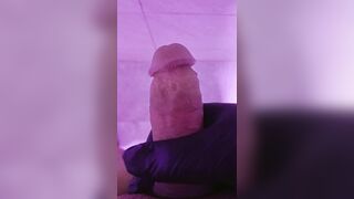 Nghịch con cu tí nữa làm nó xuất tinh