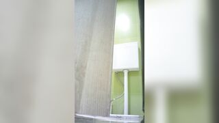 Quay lén đi wc 2