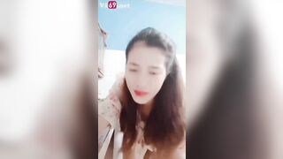 Nấu ăn cũng không yên với cơn nứng của chồng