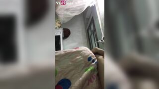 Con bạn đg ngủ vạch vú ra nghịch xong vạch cu trước mặt gạ djt
