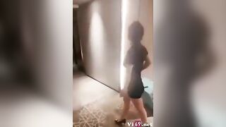 Anh hàng xóm qua híp dâm em gái live stream quên đóng cửa sướng vl ra